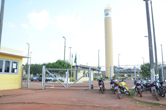 
O detento Klayton Batista Lopes, de 23 anos, foi morto  no presídio Barra da Grota, em Araguaína, que fica na região norte do estado; a vítima morreu por conta de uma confusão interna entre os presos, de acordo com a Secretária de Estado da Cidadania e Justiça (Seciju); houve tentativa de rebelião, informou a PM
