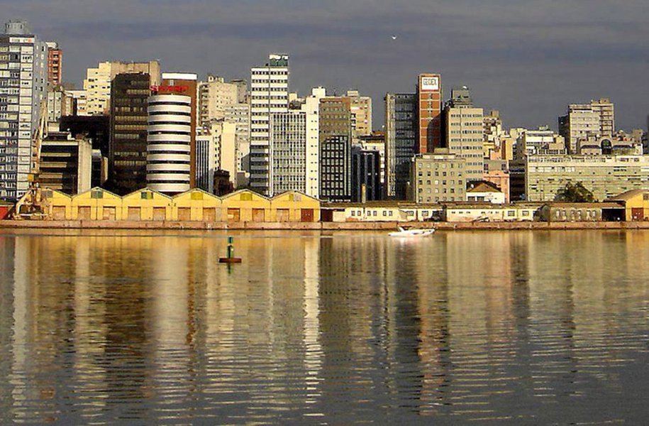 Por conta do julgamento dos recursos do ex-presidente Lula pelo TRF-4, Porto Alegre, cuja população é de 1,5 milhão de habitantes, espera receber mais de 50 mil visitantes até o dia 24; o movimento, ironicamente, faz lembrar o grande crescimento que a indústria do turismo teve nos anos em que Lula foi presidente