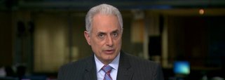 A Globo enviou a seus principais jornalistas um adendo contratual impondo uma cláusula que prevê punição com demissão e multa milionária em casos de desvio por "comportamento ético" e "quebra de confidencialidade"; a medida foi consequência do comentário racista "é coisa de preto" feito pelo ex-jornalista da emissora William Waack ; o adendo contratual também atrela a quebra de confidencialidade ao comportamento ético; jornalistas veem a cláusula como uma forma de impedir que o profissional fale da emissora após seu desligamento