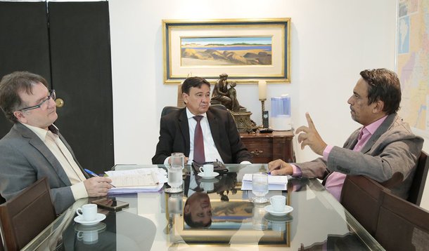 Uma das medidas previstas é o lançamento de um fundo de participação, que busca incentivar e viabilizar novos investimentos; "O fundo de participação busca incentivar e viabilizar novos investimentos que sejam multiplicadores, tais como na área de produção de laticínios, que gira em torno de uma cadeia produtiva de pequenos empreendedores", pontuou o governador Wellington Dias (PT)



 
 


