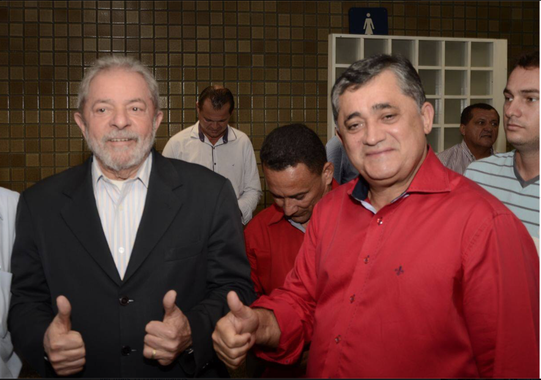 “É um sinal de que não vamos abrir mão da candidatura de Lula. A pesquisa mostra que o povo quer Lula candidato e somente o povo tem o direito de decidir se ele disputará ou não”, afirmou o deputado José Guimarães (PT-CE) nesta quarta-feira (31). Ele comemorou os números da pesquisa Datafolha divulgada hoje em que mostra Lula como líder na disputa pela presidência, mesmo após a condenação