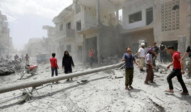 Mais de 300 membros do grupo terrorista Estado Islâmico (EI) se entregaram a facções armadas sírias contra as quais lutaram nos últimos dias na província de Idlib, no Noroeste do território sírio, informaram fontes opositoras e o Observatório Sírio de Direitos Humanos; cerca de 350 combatentes de EI, junto com 80 familiares, se entregaram aos grupos que participaram da batalha, batizada de "A derrota dos invasores", contra os jihadistas em Idlib, disse um dirigente do rebelde Exército Livre Sírio (ELS) nessa zona, Abdel Muin al Masri