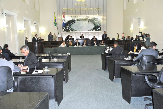O governador Renan Filho (MDB) sancionou a Lei, aprovada pela Mesa Diretora, que reajusta em 6,29% os subsídios de servidores ativos, inativos e pensionistas da Assembleia Legislativa; aumento será pago em duas parcelas, sendo uma em março e a outra em dezembro; a lei estabelece aind que, a critério do Legislativo, pode haver antecipação das respectivas parcelas