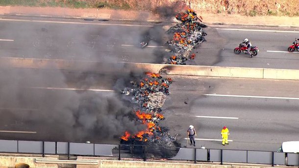 No dia nacional de manifestações contra a Reforma da Previdência, proposta pelo governo de Michel Temer, manifestações bloquearam a rodovia Presidente Dutra (BR-116) do km 212 ao km 214, na altura de Guarulhos, no sentido São Paulo; fogo foi apagado por volta das 9h; professores da rede municipal de São Paulo também aderiram à paralisação e algumas escolas estão sem aula nesta segunda-feira