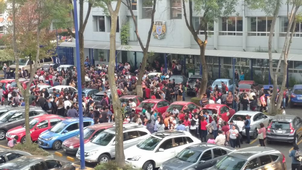 Um terremoto de magnitude 7,2 que balançou o México na sexta-feira à noite, deixando quase um milhão de lares e empresas sem eletricidade na capital e no sul, e duas mortes foram relatadas da queda de um helicóptero militar que avaliava os danos; pelo menos 50 casas foram danificadas no estado de Oaxaca, que, junto com a Cidade do México, ainda estão sofrendo terremotos que causaram danos generalizados em setembro