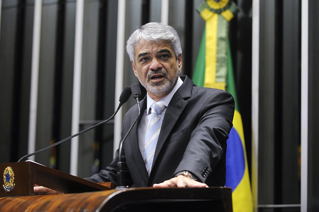 O líder da Oposição no Senado, Humberto Costa (PT), criticou a ausência da faixa presidencial no personagem "Vampirão", da escola de samba Paraíso do Tuiuti; "Com disse o nobre jornalista Fernando Brito, claro que a faixa é uma irrelevância. Mas a misteriosa ordem para tirá-la, é. Revela que começa a existir aquela sombra de medo que, ao se projetar sobre as pessoas comuns, aumenta o tamanho das almas minúsculas do autoritarismo", escreveu o petista no Twitter