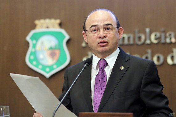 Proposta pelo deputado Sérgio Aguiar (PDT) e sancionada pelo governador Camilo Santana (PT), a lei garante que o direito de escolha envolve qualquer tipo de oficina de automóveis, seja mecânica, de lanternagem, de pintura, de recuperação e limpeza de interior, ou outras do gênero, desde que legalmente constituída como pessoa jurídica. "Fica vedada a imposição de qualquer tipo de relação de oficinas que limite o direito de escolha do segurado ou do terceiro como condição para o conserto dos veículos", explica o parlamentar 