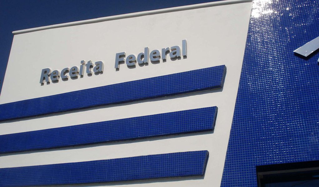 A Receita Federal cancelou o Cadastro Nacional da Pessoa Jurídica (CNPJ) de 15.158 microempreendedores individuais (MEIs) em Alagoas; o cancelamento aconteceu porque os empreendedores deixaram de transmitir a declaração anual do Simples Nacional e não fizeram o recolhimento tributário ao Fisco; Alagoas foi oitavo estado brasileiro que mais cancelou CNPJ de microempreendedores individuais; em todo o País a Receita cancelou 1.372.246 CNPJs