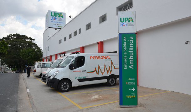 Entre os dias 25 de dezembro e 7 de janeiro, alguns serviços municipais de São Paulo operam em horários diferentes devido às festas de Natal e Ano Novo; Já os hospitais, prontos-socorros e UPAs funcionarão o dia todo, ininterruptamente, incluindo os dias 25 e 1º, informou a prefeitura; a Assistência Médica Ambulatorial - AMAs 24 horas e AMAs 12 horas - também vão funcionar normalmente nos dias 25 e 1º de janeiro, assim como as AMAs/UBS Integradas, que atendem das 7h às 19h; apenas as AMAs Especialidades, Unidades Básicas de Saúde (UBS), UBS Integrais, unidades da Rede Hora Certa, os Ambulatórios de Especialidades (AME) e fecham nos dias 25 e 1º