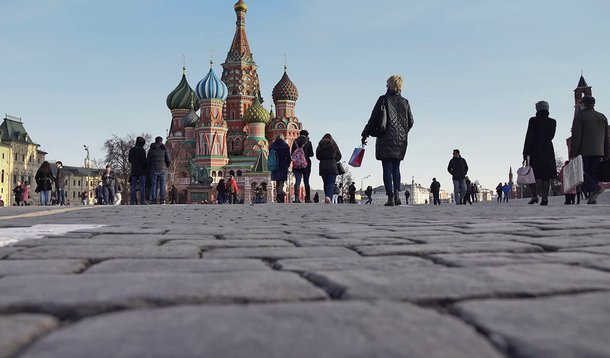 Desconhecido realizou disparos na Rua Nikolskaya em Moscou, a 300 metros da Praça Vermelha, e duas pessoas ficaram feridas; um grupo de policiais foi enviado ao local e as vítimas foram encaminhadas para o hospital; suspeito está sendo procurado