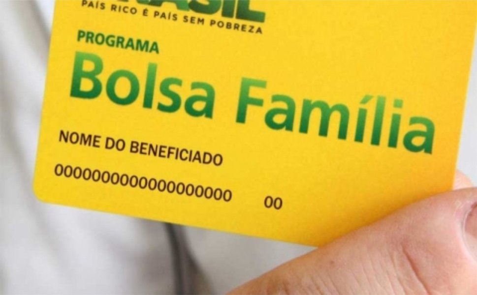 Dados do Ministério do Desenvolvimento Social (MDS) apontam que 38% da população alagoana depende do Bolsa Família; com este índice, o estado ocupa o sexto lugar no ranking nacional; através do mapa estatístico, nas Regiões Norte e Nordeste, percebe-se que o estado do Maranhão ocupa a primeira posição (48%), seguido pelos estados do Acre e Piauí (43%); o Pará e Paraíba perfazem 39%, além de  Amazonas, Bahia e Ceará (todos com 37%) e Sergipe e Pernambuco (ambos com 36%)