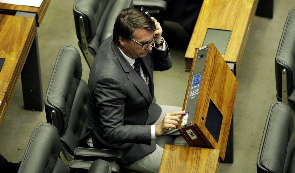 Deputado e pré-candidato à Presidência da República pelo PSL-RJ, Jair Bolsonaro (PSL-RJ), anunciou, nas redes sociais, que teria economizado R$ 1,2 milhão em dinheiro público nos últimos oito anos de mandato na Câmara; de acordo com uma publicação em sua página oficial no Facebook, entre 2010 e 2017, o parlamentar teria usado somente R$ 1,7 milhão do total de R$ 3 milhões a que teria direito para cobrir gastos como combustível, passagens aéreas, telefonia, serviços postais, entre outros; dados oficiais divulgados pela Câmara, no entanto, apontam que o congressista gastou R$ 2.495.056,70 entre janeiro de 2010 e dezembro de 2017, valor é 44,6% superior aos R$ 1.725.639,16 divulgados pela página dele