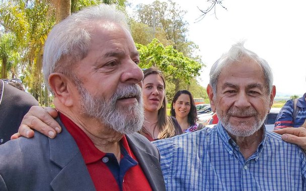 O escritor Raduan Nassar esteve nesta quinta-feira na Casa de Portugal, em São Paulo, para apoiar e prestigiar o ato em apoio ao ex-presidente Lula; "Só o Lula que pode arrumar o país. Com o tempo o povo brasileiro vai se dar conta da perda que é este governo ilegítimo que está ai. Estou sempre ao lado do Lula, apesar de não ser petista. Eu sou lulista", disse o escritor