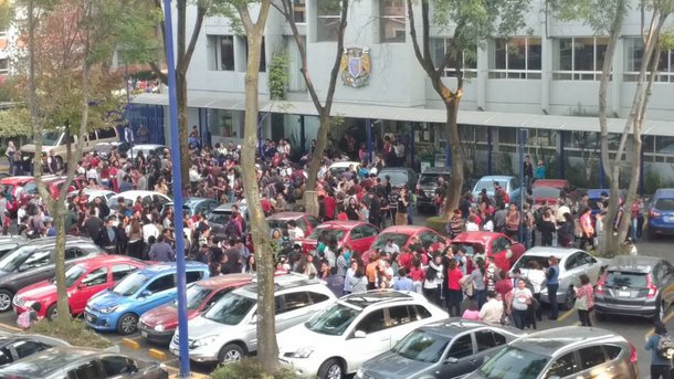 Um terremoto de magnitude 7,2 que balançou o México na sexta-feira à noite, deixando quase um milhão de lares e empresas sem eletricidade na capital e no sul, e duas mortes foram relatadas da queda de um helicóptero militar que avaliava os danos; pelo menos 50 casas foram danificadas no estado de Oaxaca, que, junto com a Cidade do México, ainda estão sofrendo terremotos que causaram danos generalizados em setembro