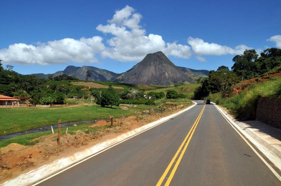A restauração da rodovia CE-371, no trecho entre Milhã – Betânia – Deputado Irapuan Pinheiro, será entregue nesta terça (23) pelo governador Camilo Santana (PT). Ao todo, 35,4 quilômetros de estrada receberam serviços de movimentação de terra, pavimentação asfáltica, drenagem, obras d’arte correntes, sinalizações horizontal e vertical, além de proteção ambiental. As obras contaram com investimento de R$ 17.630.810,69