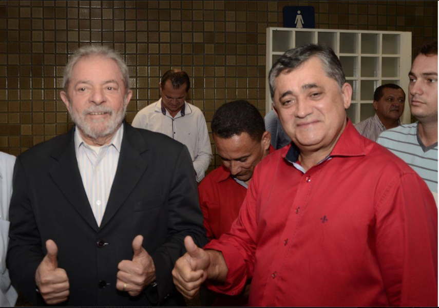 “É um sinal de que não vamos abrir mão da candidatura de Lula. A pesquisa mostra que o povo quer Lula candidato e somente o povo tem o direito de decidir se ele disputará ou não”, afirmou o deputado José Guimarães (PT-CE) nesta quarta-feira (31). Ele comemorou os números da pesquisa Datafolha divulgada hoje em que mostra Lula como líder na disputa pela presidência, mesmo após a condenação