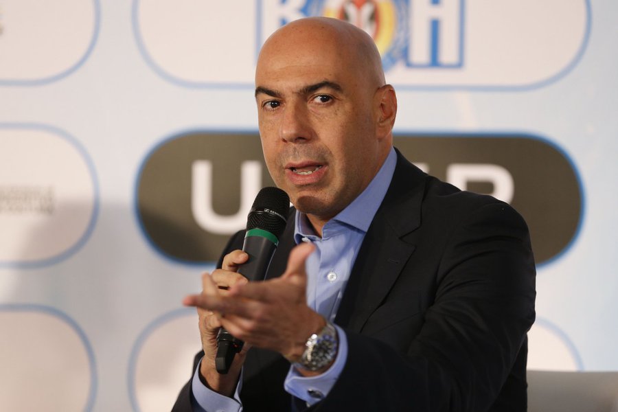 O presidente da Empresa de Turismo do Município do Rio de Janeiro (Riotur), Marcelo Alves, apresentou a programação da cidade do Rio de Janeiro para o carnaval de 2018 e disse que os blocos não oficiais serão notificados pela prefeitura; a programação oficial prevê 600 desfiles de 464 blocos de rua; sobre blocos não oficiais, Alves disse que haverá rigor na fiscalização e chamou os grupos de “ilegais”; “Isso para nós é um problema sério. Queremos, sim, rigor”, afirmou