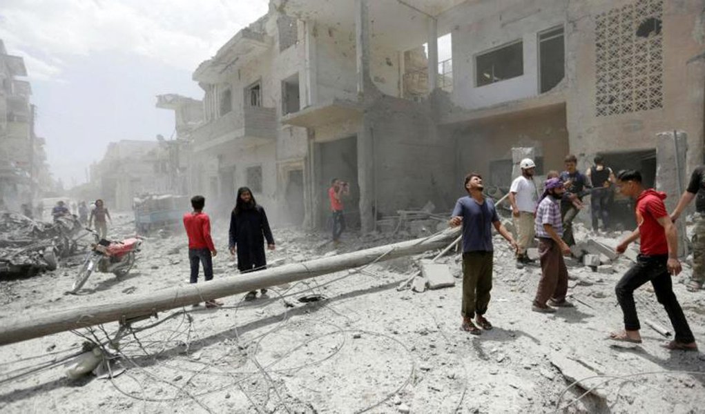 Mais de 300 membros do grupo terrorista Estado Islâmico (EI) se entregaram a facções armadas sírias contra as quais lutaram nos últimos dias na província de Idlib, no Noroeste do território sírio, informaram fontes opositoras e o Observatório Sírio de Direitos Humanos; cerca de 350 combatentes de EI, junto com 80 familiares, se entregaram aos grupos que participaram da batalha, batizada de "A derrota dos invasores", contra os jihadistas em Idlib, disse um dirigente do rebelde Exército Livre Sírio (ELS) nessa zona, Abdel Muin al Masri