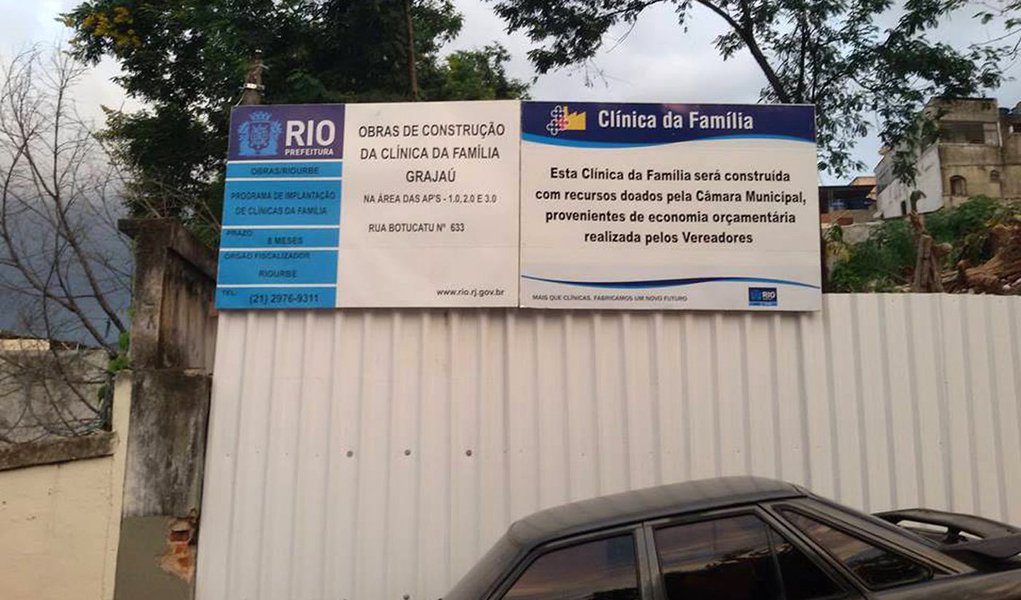 Em uma cerimônia pomposa em dezembro de 2015, o então prefeito do Rio, Eduardo Paes (PMDB), acompanhado do secretário de Governo da sua gestão e candidato derrotado à Prefeitura, Pedro Paulo Carvalho (PMDB), cravaram as digitais em um molde de concreto na inauguração da pedra fundamental da Clínica da Família do Grajaú/Andaraí, na Zona Norte da cidade; dois anos após, a unidade permanece de portas fechadas, apesar de possuir um cadastro com quase 30 mil usuários aguardando por atendimento; para funcionar, a instituição depende apenas das ligações de energia elétrica que não foram finalizadas; segundo a Light, há uma dívida da Prefeitura com a empresa que vem impossibilitando o atendimento à gestão municipal