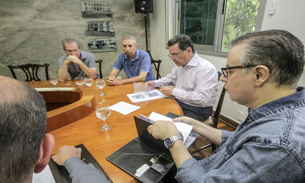 O governador Marconi Perillo reuniu na tarde deste domingo (7) o comando da Segurança Pública do Estado para avaliar as medidas adotadas e em andamento no sistema penitenciário e definir a pauta do encontro desta segunda-feira (8/1) com a presidente do Supremo Tribunal Federal (STF) e do Conselho Nacional de Justiça, ministra Cármen Lúcia; no encontro, o governador e os auxiliares avaliaram e efetividade das medidas adotadas após a rebelião de presos no regime semiaberto da Colônia Agroindustrial de Aparecida de Goiânia e a decisão do juiz federal em Goiás Leão Aparecido Alves pela transferência de presos da unidade para casas de detenção federal