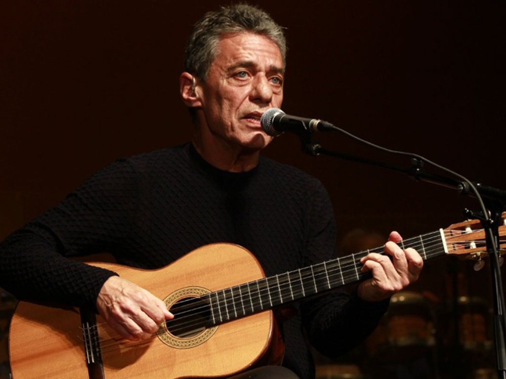 Os fãs de Chico Buarque de Holanda não decepcionaram o ídolo, ao final de seu show realizado na noite dessa quinta-feira (4), na casa de espetáculos Vivo Rio, no Rio de Janeiro; para felicidade do músico, grande admirador e apoiador do ex-presidente Luiz Inácio Lula da Silva, além de ter se tornado um dos principais críticos do governo de Michel Temer, a plateia se uniu e gritou em altos brados: "Fora Temer" e Olê, olê, olê, olá, Lula, Lula"; assista 