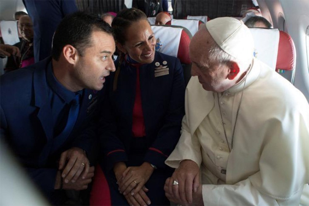 Papa Francisco realizou nesta quinta-feira outro ato inédito: celebrou o casamento de um comissário e uma comissária de bordo durante viagem de avião entre duas cidades chilenas; Paula Podest Ruiz e Carlos Ciuffardi Elorriga disseram ao papa que haviam se casado em uma cerimônia civil, mas a cerimônia religiosa planejada na igreja que o casal frequentava não aconteceu porque o local foi danificado no terremoto de 2010 no país e pediram que o papa abençoasse a união;  "Vocês querem que eu case vocês?", perguntou ao casal. "Aqui?", responderam, surpresos