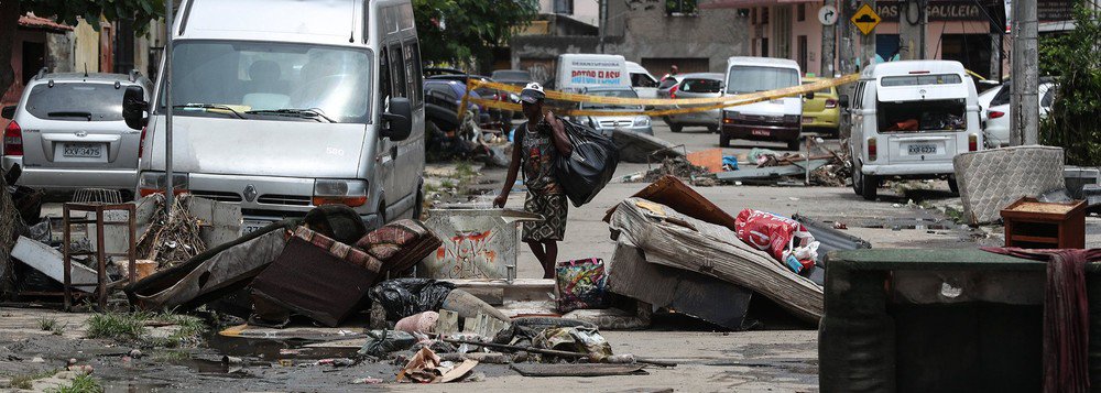 Criminosos sequestraram três equipes da distribuidora de energia Light para religar a luz em bairros afetados pelas chuvas; a empresa informou que os incidentes aconteceram nos bairros de Ramos e Inhaúma, na zona norte, e Campo Grande, na zona oeste