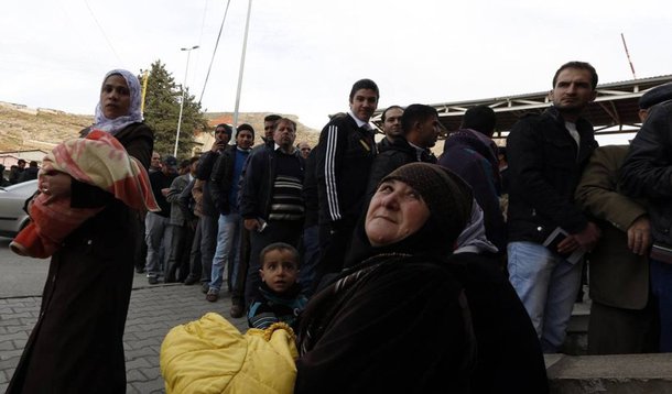 O chefe da agência da Organização das Nações Unidas que fornece auxílio para refugiados palestinos pediu doações internacionais, após os Estados Unidos retirarem cerca de metade do financiamento planejado para a organização; Washington informou que irá fornecer 60 milhões de dólares à Agência das Nações Unidas de Assistência aos Refugiados Palestinos (UNRWA), mas vai reter outros 65 milhões de dólares por enquanto