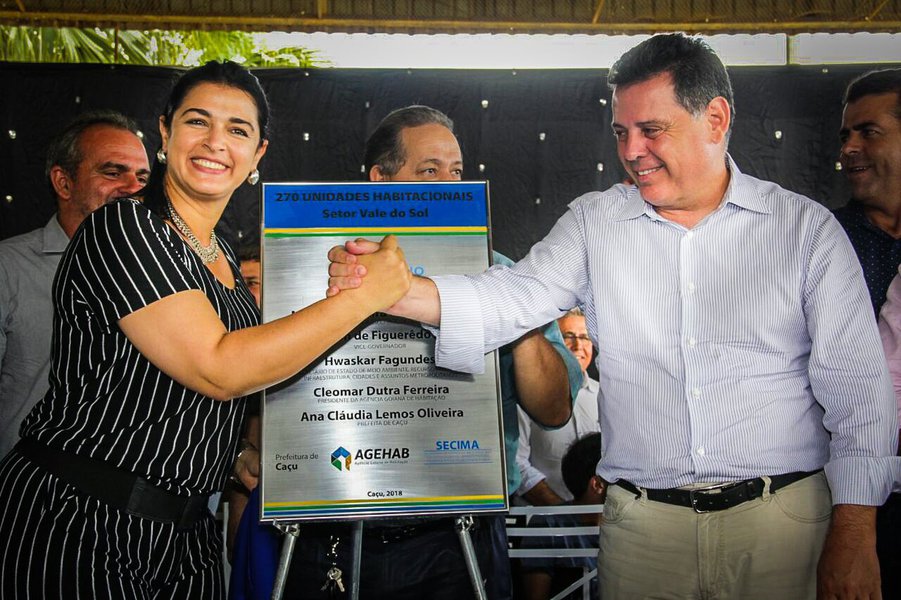Governador Marconi realizou neste sábado giro pelo extremo Sudoeste goiano, visitando seis municípios; o prefeito de Itarumã, Ricardo Goulart (PMDB), iniciou sua fala fazendo um reconhecimento público do trabalho republicano do governador Marconi Perillo; revelou que as primeiras obras que está entregando na cidade foram garantidas por ele, “maior governador municipalista que temos”; responsável pela organização de uma grande recepção ao governador Marconi Perillo, ao vice Zé Eliton e toda a comitiva que visitou a cidade, a prefeita Ana Claúdia (MDB) fez questão de agradecer publicamente toda a ajuda e atenção que Marconi e Zé Eliton têm dado ao município