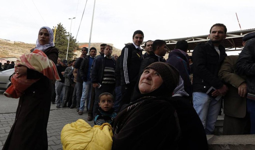 O chefe da agência da Organização das Nações Unidas que fornece auxílio para refugiados palestinos pediu doações internacionais, após os Estados Unidos retirarem cerca de metade do financiamento planejado para a organização; Washington informou que irá fornecer 60 milhões de dólares à Agência das Nações Unidas de Assistência aos Refugiados Palestinos (UNRWA), mas vai reter outros 65 milhões de dólares por enquanto