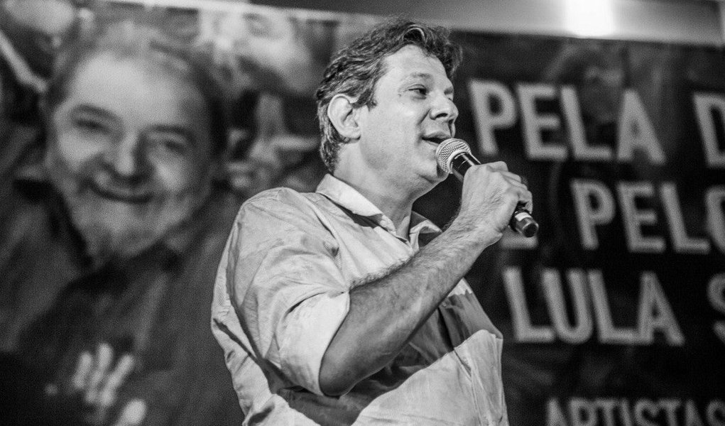 Em ato pelo direito do ex-presidente Lula de ser candidato, o ex-prefeito de São Paulo Fernando Haddad afirmou que sente sente saudade "do Brasil de muito pouco tempo atrás", referindo-se ao governo Lula, de quem foi ministro da Educação; "O sonho deles é disputar quem vai ganhar por WO", ironizou, para acrescentar que o petista está pronto para disputar e ganhar; "Eles têm todo o direito de (tentar) ganhar do Lula. Está difícil, mas eles têm direito. (Lula) tem 72 anos, energia de 30 e tesão de 20", afirmou Haddad