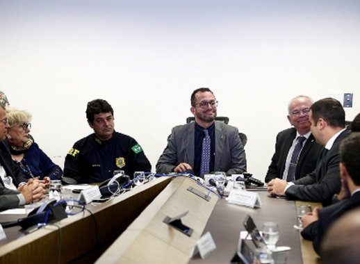 Representantes da Força Nacional, da Secretaria Nacional de Segurança Pública (Senasp), da Polícia Federal e da Polícia Rodoviária Federal (PRF) se reuniram durante todo o dia de hoje com a cúpula da Segurança Pública do Ceará, lideradas pelo secretário da Segurança Pública e Defesa Social (SSPDS), André Costa, com o objetivo de alinhar estratégias para dar maior celeridade no fluxo de informações e reforçar os trabalhos de inteligência nas ações já desenvolvidas no combate ao crime organizado no Estado