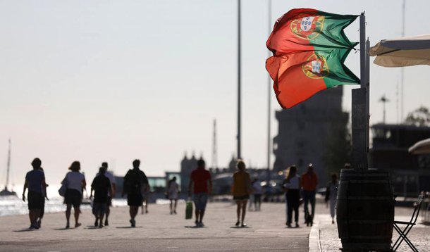 Em Portugal, a taxa de desemprego de outubro de 2017 foi de 8,4%, a menor desde 2005, segundo revelou nesta segunda-feira, 8, o Instituto Nacional de Estatística (INE); população desempregada em outubro foi estimada em 435 mil pessoas, tendo diminuído 1,1% em relação ao mês anterior (menos 4,6 mil pessoas), enquanto a população empregada reunia 4,7 milhões de pessoas, tendo aumentado 0,3% (mais 12,1 mil pessoas) face ao mês anterior