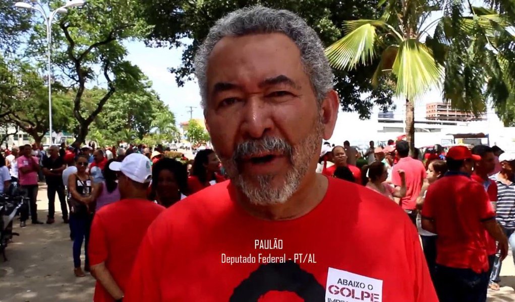 O deputado federal Paulão (PT-AL) afirma que a “mídia internacional deixou transparecer que a votação dos desembargadores foi influenciada pelos segmentos mais abastados da sociedade brasileira, que obedecem às ordens do mercado financeiro internacional”; ele disse ainda que não tem dúvidas de que o resultado do julgamento aprofundará ainda mais as divisões políticas na sociedade brasileira, “o que será natural em consequência do golpe”
