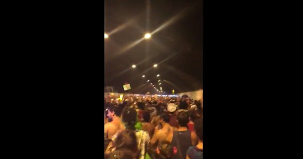 Foliões do bloco Tico Tico Serra Copo gritam "Olê olê olê olá Lula Lula" em uníssono enquanto se divertem no Carnaval de Belo Horizonte, Minas Gerais; assista