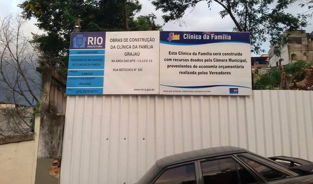 Em uma cerimônia pomposa em dezembro de 2015, o então prefeito do Rio, Eduardo Paes (PMDB), acompanhado do secretário de Governo da sua gestão e candidato derrotado à Prefeitura, Pedro Paulo Carvalho (PMDB), cravaram as digitais em um molde de concreto na inauguração da pedra fundamental da Clínica da Família do Grajaú/Andaraí, na Zona Norte da cidade; dois anos após, a unidade permanece de portas fechadas, apesar de possuir um cadastro com quase 30 mil usuários aguardando por atendimento; para funcionar, a instituição depende apenas das ligações de energia elétrica que não foram finalizadas; segundo a Light, há uma dívida da Prefeitura com a empresa que vem impossibilitando o atendimento à gestão municipal