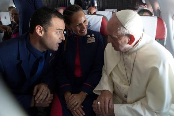 Papa Francisco realizou nesta quinta-feira outro ato inédito: celebrou o casamento de um comissário e uma comissária de bordo durante viagem de avião entre duas cidades chilenas; Paula Podest Ruiz e Carlos Ciuffardi Elorriga disseram ao papa que haviam se casado em uma cerimônia civil, mas a cerimônia religiosa planejada na igreja que o casal frequentava não aconteceu porque o local foi danificado no terremoto de 2010 no país e pediram que o papa abençoasse a união;  "Vocês querem que eu case vocês?", perguntou ao casal. "Aqui?", responderam, surpresos