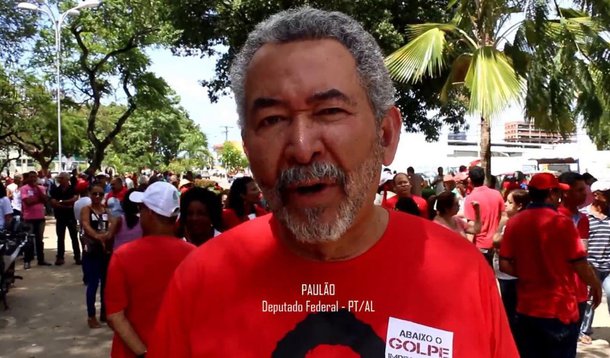 O deputado federal Paulão (PT-AL) afirma que a “mídia internacional deixou transparecer que a votação dos desembargadores foi influenciada pelos segmentos mais abastados da sociedade brasileira, que obedecem às ordens do mercado financeiro internacional”; ele disse ainda que não tem dúvidas de que o resultado do julgamento aprofundará ainda mais as divisões políticas na sociedade brasileira, “o que será natural em consequência do golpe”