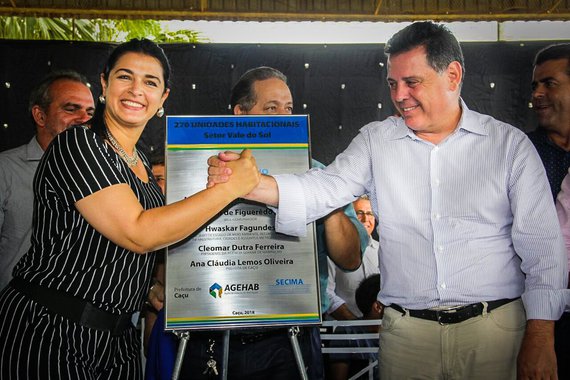 Governador Marconi realizou neste sábado giro pelo extremo Sudoeste goiano, visitando seis municípios; o prefeito de Itarumã, Ricardo Goulart (PMDB), iniciou sua fala fazendo um reconhecimento público do trabalho republicano do governador Marconi Perillo; revelou que as primeiras obras que está entregando na cidade foram garantidas por ele, “maior governador municipalista que temos”; responsável pela organização de uma grande recepção ao governador Marconi Perillo, ao vice Zé Eliton e toda a comitiva que visitou a cidade, a prefeita Ana Claúdia (MDB) fez questão de agradecer publicamente toda a ajuda e atenção que Marconi e Zé Eliton têm dado ao município