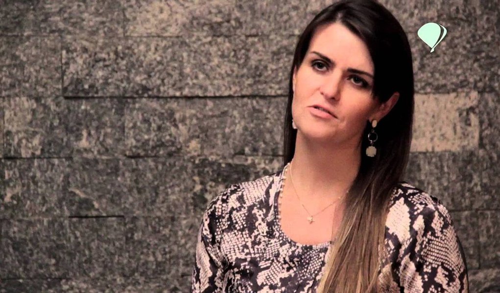 Em entrevista à RFI, a nova procuradora-geral do Rio Grande do Sul junto ao STF, Fernanda Figueira Tonetto, criticou o excesso de poder que tem concentrado o Judiciário; "Com tanto poder, eles podem se autoconceder uma série de vantagens que precisam ser debatidas por toda a sociedade. É preciso ter transparência para debater, problematizar e, quem sabe, encontrar soluções melhores", diz ela; "No Rio Grande do Sul, os funcionários públicos estão recebendo salários parcelados, inclusive nós, procuradores, o que não é o caso dos juízes estaduais", lembra