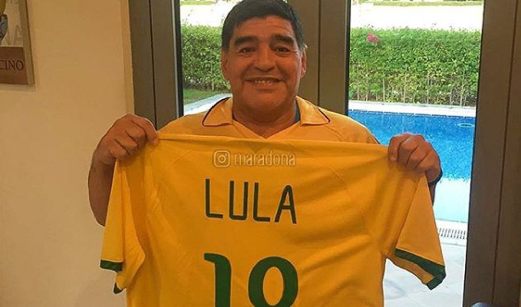 Ex-jogador de futebol argentino, Diego Armando Maradona, publicou uma foto nas redes sociais e declarou apoio ao ex-presidente Lula; Com os dizeres, "Lula querido, o Diego está contigo", Maradona posou com uma camisa da seleção brasileira com o nome de Lula e o número 18, fazendo alusão às eleições deste ano