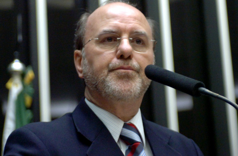 O secretário de Segurança Pública do Rio Grande do Sul, Cezar Augusto Schirmer, diz que o governo estadual tomou ações de modo a evitar confrontos entre manifestantes pró e contra o ex-presidente Luiz Inácio Lula da Silva, presentes na cidade de Porto Alegre para acompanhar, nesta quarta-feira (24) o julgamento da ação no Tribunal Regional Federal da 4.ª Região (TRF-4); Schirmer justificou o estado de sítio em torno do TRF-4, dizendo que o tribunal fica numa região dentro de um parque, às margens do Rio Guaiba, onde há outros prédios públicos