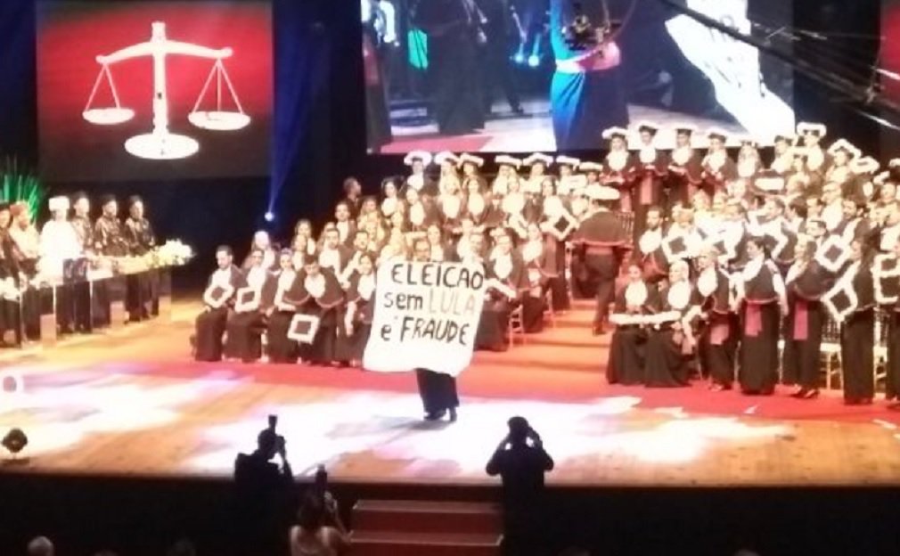 As manifestações de apoio ao ex-presidente Lula não param de aparecer. Na sexta-feira (19), em cerimônia de formatura do curso de Direito da Unisinos-RS, um formando estendeu faixa com os dizeres: “Eleições sem Lula é fraude”; Lula será julgado em segunda instância pelo TRF4, em Porto Alegre; caravanas de todo o país já estão a caminho da capital gaúcha