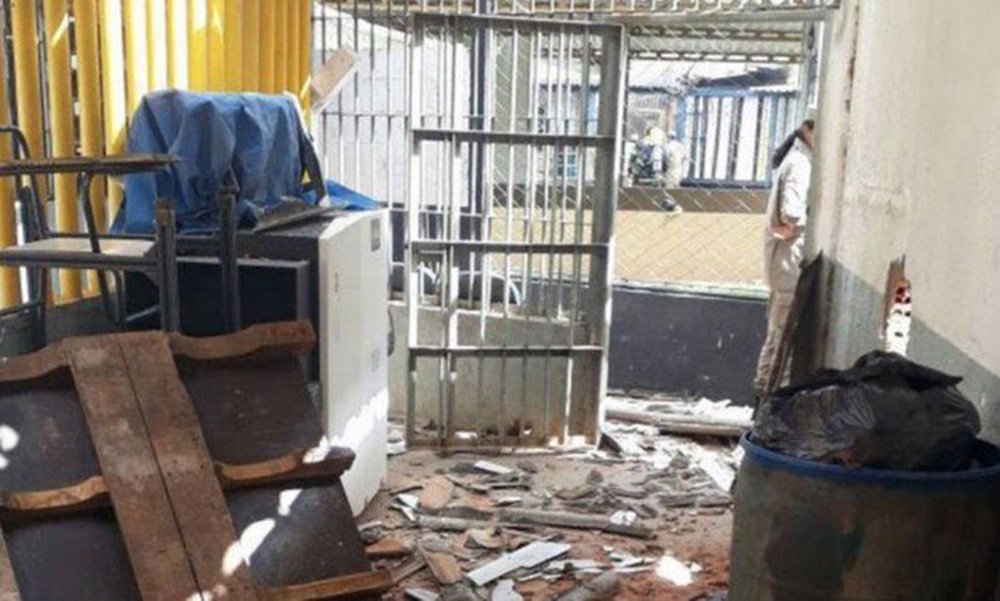 Superintendência Executiva de Administração Penitenciária (Seap) confirmou, por meio de nota divulgada na noite desta segunda-feira (1º), que nove presos morreram e 14 ficaram feridos, durante rebelião na Colônia Agroindustrial do Regime Semiaberto, no Complexo Prisional de Aparecida de Goiânia, cidade da região metropolitana de Goiânia; durante o confronto, os detentos chegaram a incendiar a unidade prisional. Foi preciso a ação do Copro de Bombeiros para apagar o incêndio