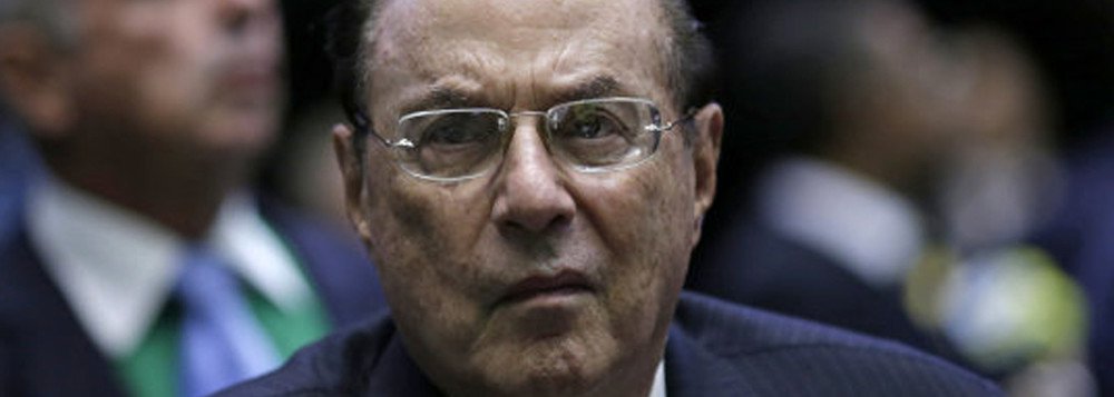 A Procuradoria-Geral da República (PGR) defendeu no STF a manutenção da prisão em regime fechado do deputado federal Paulo Maluf (PP-SP); ele está preso para cumprir pena de sete anos e nove meses na Penitenciária da Papuda pelo crime de lavagem de dinheiro; a manifestação foi motivada por um pedido de habeas corpus feito pela defesa do parlamentar