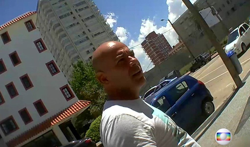 Presos no Uruguai, os doleiros Vinícius Claret, conhecido como Juca Bala, e Cláudio Fernando Barbosa, o Tony, foram citados na delação premiada dos irmãos Renato e Marcelo Chebar; ao MPF, os delatores afirmaram que, durante o tempo que o esquema era chefiado pelo ex-governador, eles acionaram Juca Bala, no Uruguai, para assumir a lavagem de dinheiro; segundo eles, Cabral escondia 100 milhões de dólares no exterior
 