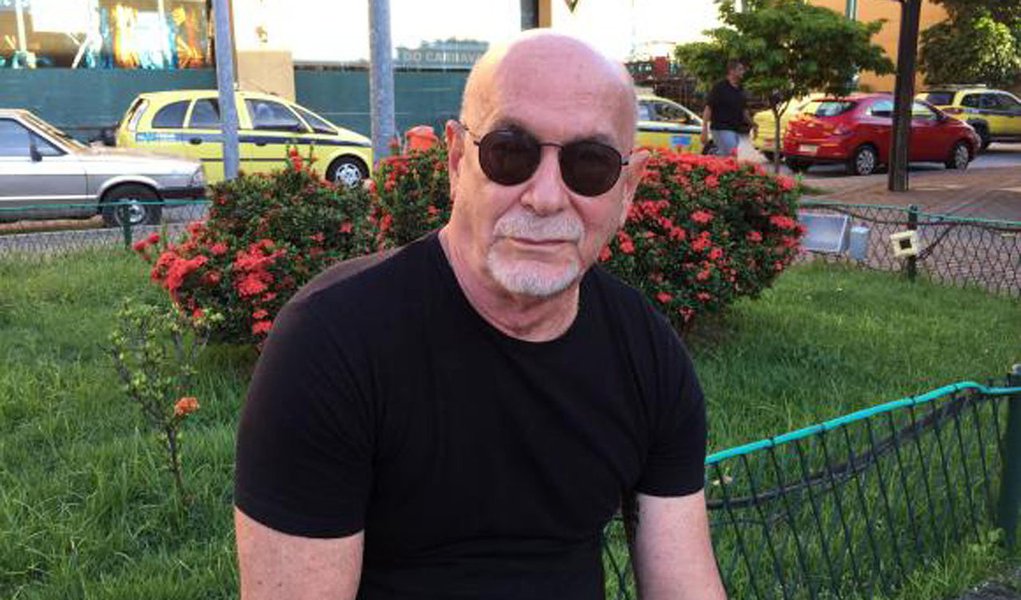 Vai para o trono ou não vai? A expressão que entrou para a história da televisão brasileira na voz de José Abelardo Barbosa de Medeiros, o Chacrinha, vai ecoar na Marquês de Sapucaí; ele é o homenageado da escola de samba Grande Rio, de Duque de Caxias, na Baixada Fluminense; tema do enredo animou até um dos mais experientes carnavalescos do Rio, Renato Lage; considerado um mestre entre seus colegas, mas este ano, na Grande Rio, Lage, além de enfrentar mais uma estreia em parceria com a mulher Márcia, precisa administrar a pressão do sonho da escola em conquistar o título de campeã; nos últimos anos, a escola chegou perto mas não levou o título