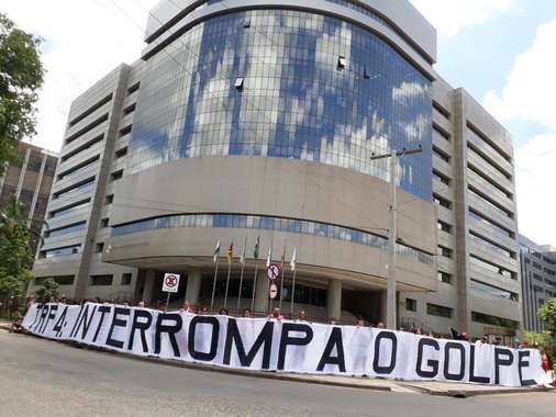 De acordo com o TRF4, sediado em Porto Alegre, são 250 jornalistas do Brasil e 43 correspondentes estrangeiros, da Alemanha, Argentina, Catar, China, Dinamarca, Espanha, Estados Unidos, França, Inglaterra e Japão; o julgamento do recurso do ex-presidente Lula está marcado para começar às 8h30 desta quarta-feira (24)
 