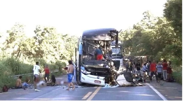 Um acidente entre um ônibus e duas carretas deixou seis mortos e dezenas de feridos na BR-020, em Formosa (GO), na manhã desta quinta-feira (15); veículo levava cerca de 40 pessoas e fotos divulgadas em redes sociais mostram a lateral do ônibus destruída; segundo a Polícia Rodoviária Federal (PRF), houve colisão frontal em um local de ultrapassagem proibida; o trecho é de pista simples; a via entre os povoados de JK e Bezerra, a 45 km do Distrito Federal, ficou completamente interditada