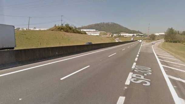 O acidente ocorreu por volta das 1h30 desta segunda-feira (1º), após dois veículos baterem de frente em um viaduto sobre a rodovia.Segundo a concessionária AutoBan, a colisão ocorreu no acesso ao retorno, na altura do km 38